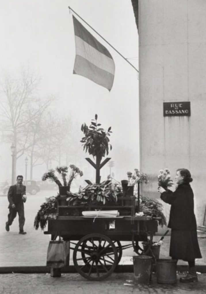 Vendeuse de fleurs, rue Bassano, Paris, photo de Cartier-Bresson