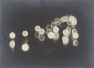 Boulevard Edgar Quinet la nuit, Paris (1924), photo de Man Ray
