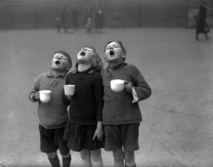 Recueillant la pluie (1957), photo de Robert Doisneau