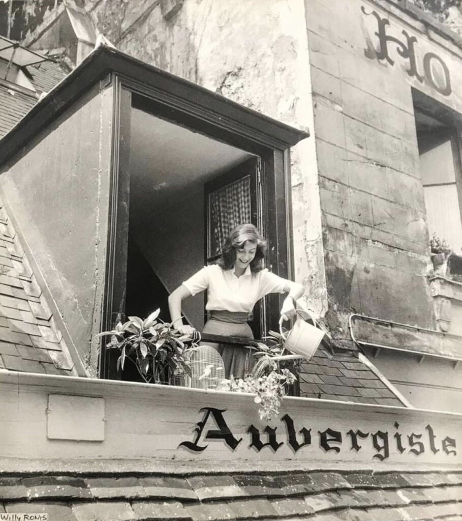 Mimi Pinson, aubergiste, Paris (1952)