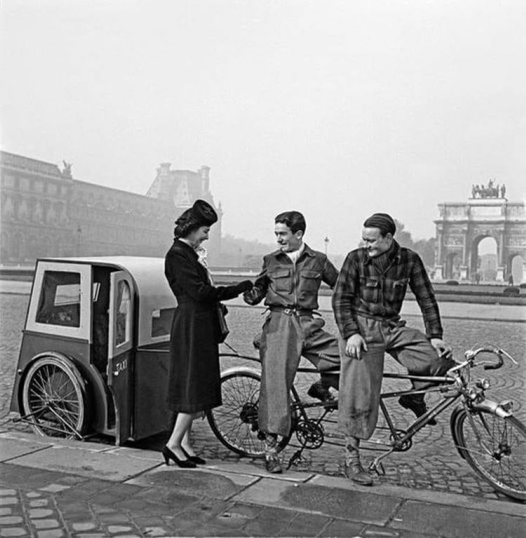 Vélo taxi devant le Louvre à Paris (1943), photo de Roger Schall