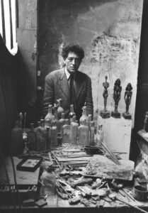 Alberto Giacometti dans son atelier, Paris (1954), photo de Sabine Weiss