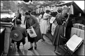 Touriste américaine et bouquinistes, Paris (1957), photo d'Inge Morath