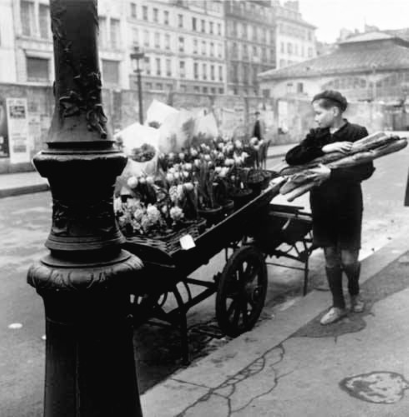 Le gosse aux baguettes, Paris (1945), photo de Robert Doisneau