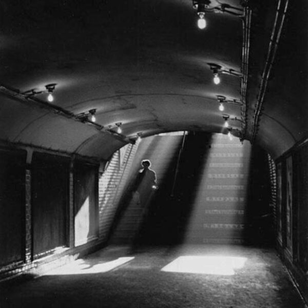 Couloir du métro, Paris (1955), photo de Sabine Weiss