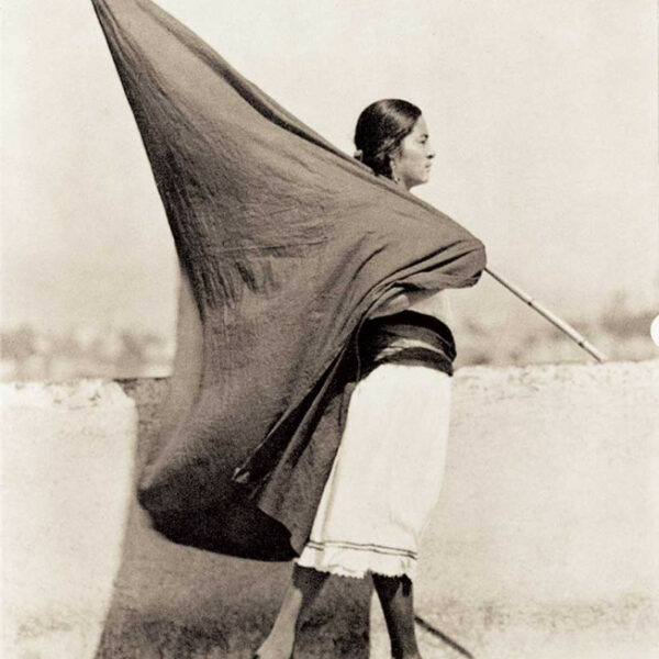 Femme au drapeau (1927), photo de Tina Modotti