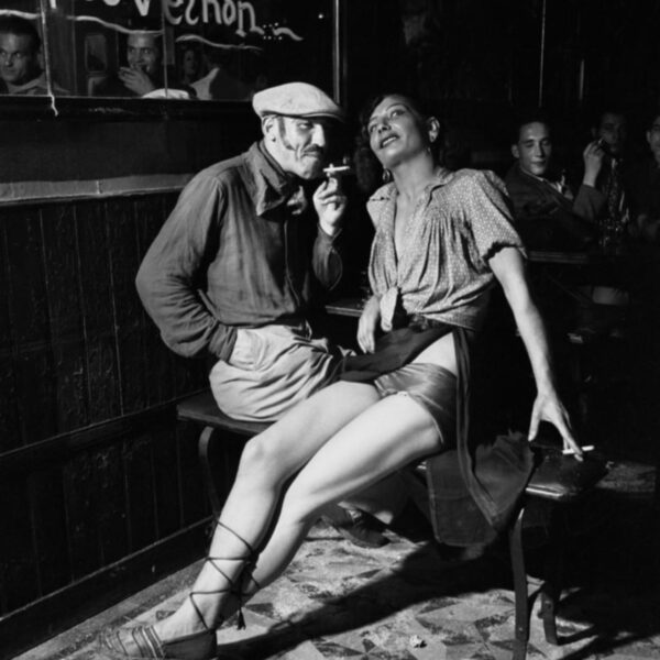 Dans un bar de Pigalle, Paris (1938), photo d'Emile Savitry