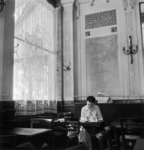 Simone de Beauvoir au Deux Magots, photo de Robert Doisneau