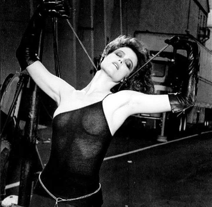 Sigourney Weaver photographiée par Helmut Newton