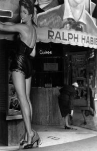 Entrée d'une salle de cinéma, Paris, photo de Gianni Berengo Gardin