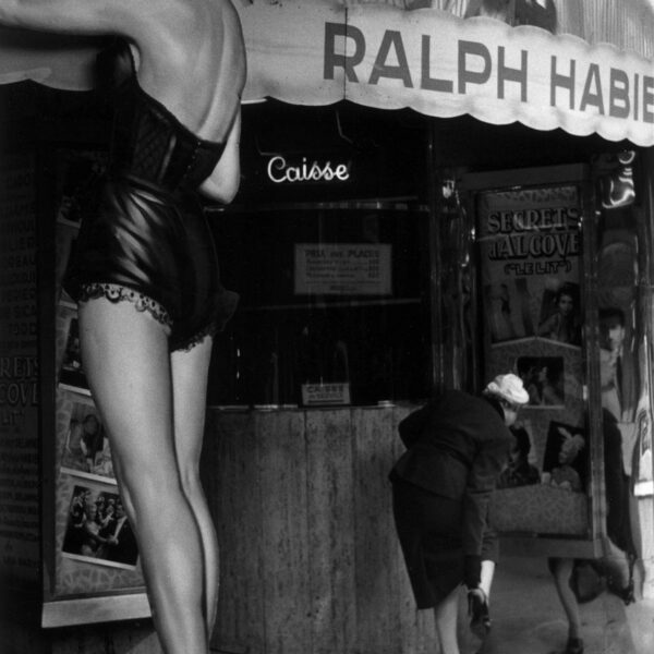 Entrée d'une salle de cinéma, Paris, photo de Gianni Berengo Gardin