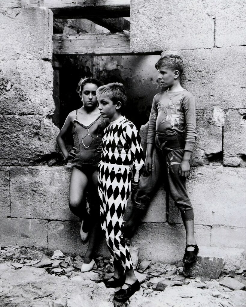 Trio de saltimbanques, Arles, photo de Lucien Clergue