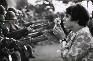 La jeune fille à la fleur, Washington par Marc Riboud