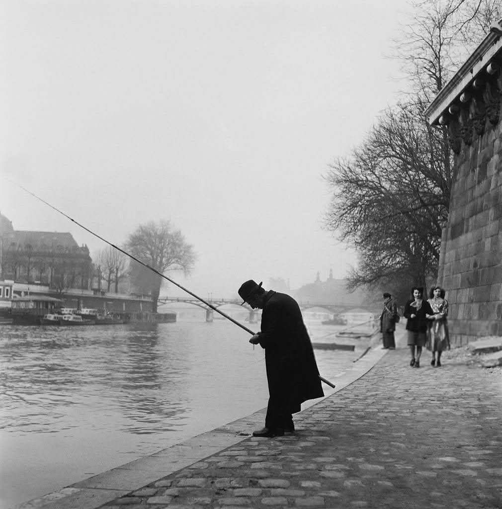 Pêcheur au bord de la Seine, Paris, photo de Robert Doisneau