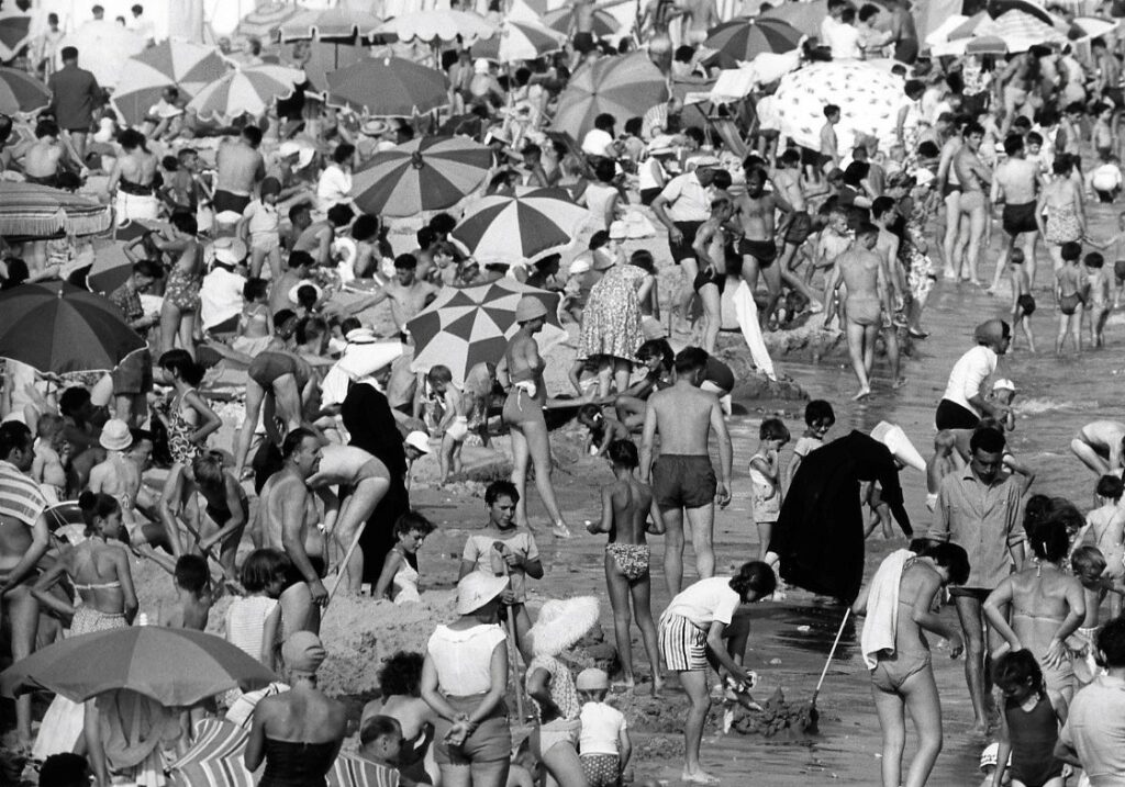 Les Sables d'Olonne (août 1959) par Robert Doisneau