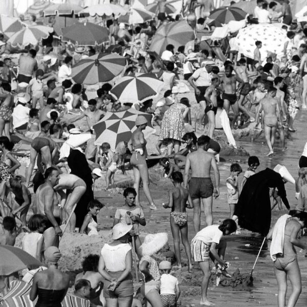 Les Sables d'Olonne (août 1959) par Robert Doisneau