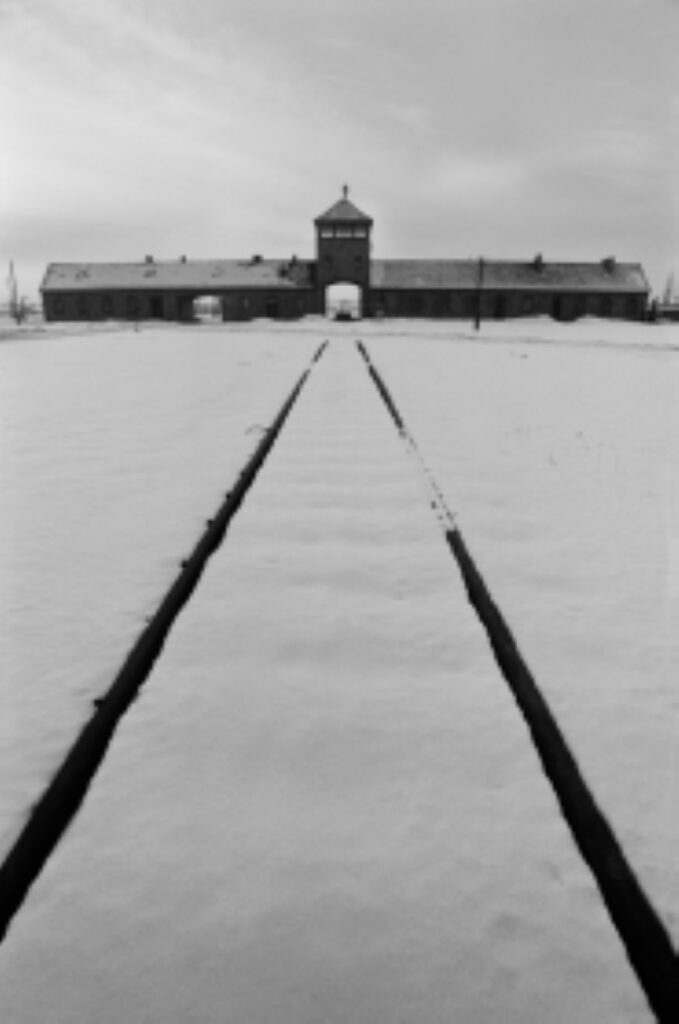 Mirador central du camp de Birkenau, Pologne (1979), photo de Raymond Depardon