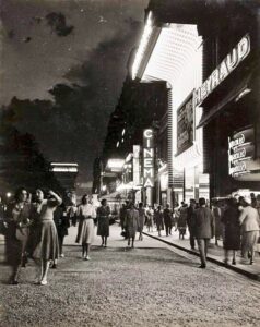 Soirée d'été sur les Champs-Élysées, Paris (1949), photo de Sabine Weiss