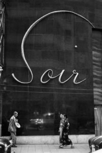 Boîte de nuit à Ginza, Tokyo (1958), photo de Marc Riboud