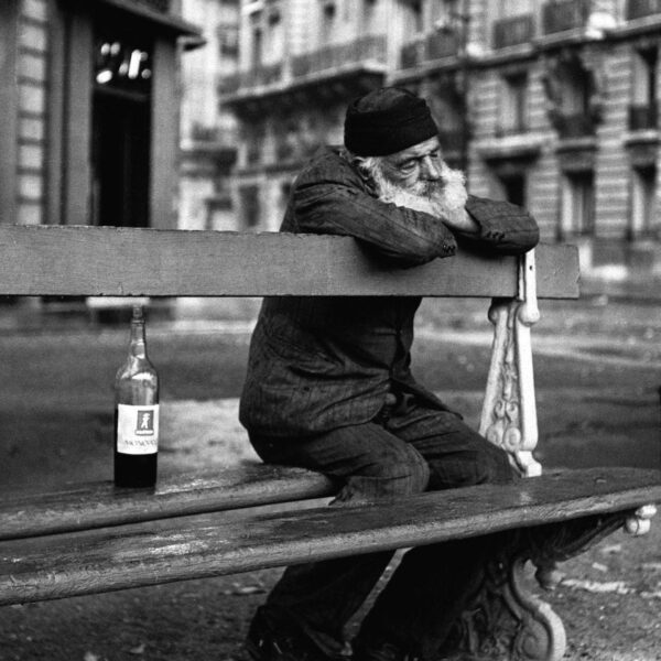 Clochard, place de Breteuil, Paris 1951, photo de Sabine Weiss