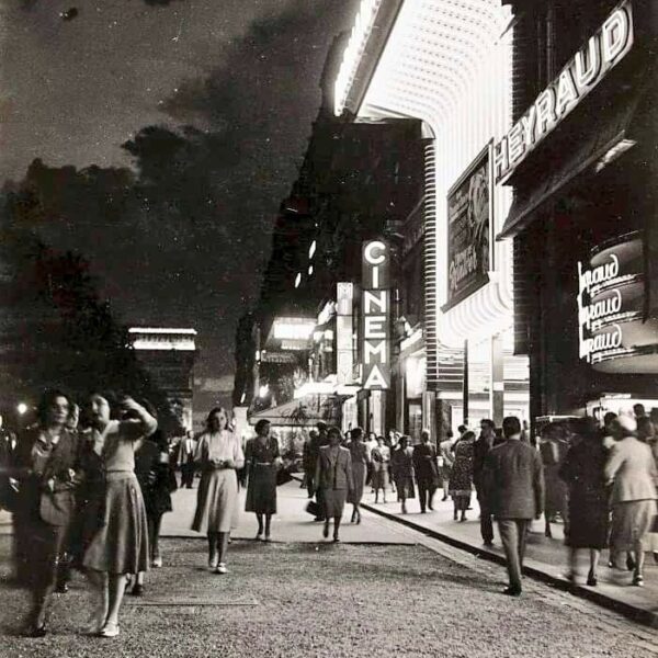 Soirée d’été sur les Champs-Élysées, Paris (1949), photo de Sabine Weiss