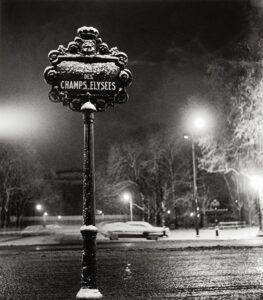 Avenue des Champs-Élysées, Paris, hiver 1958, photo de Sabine Weiss