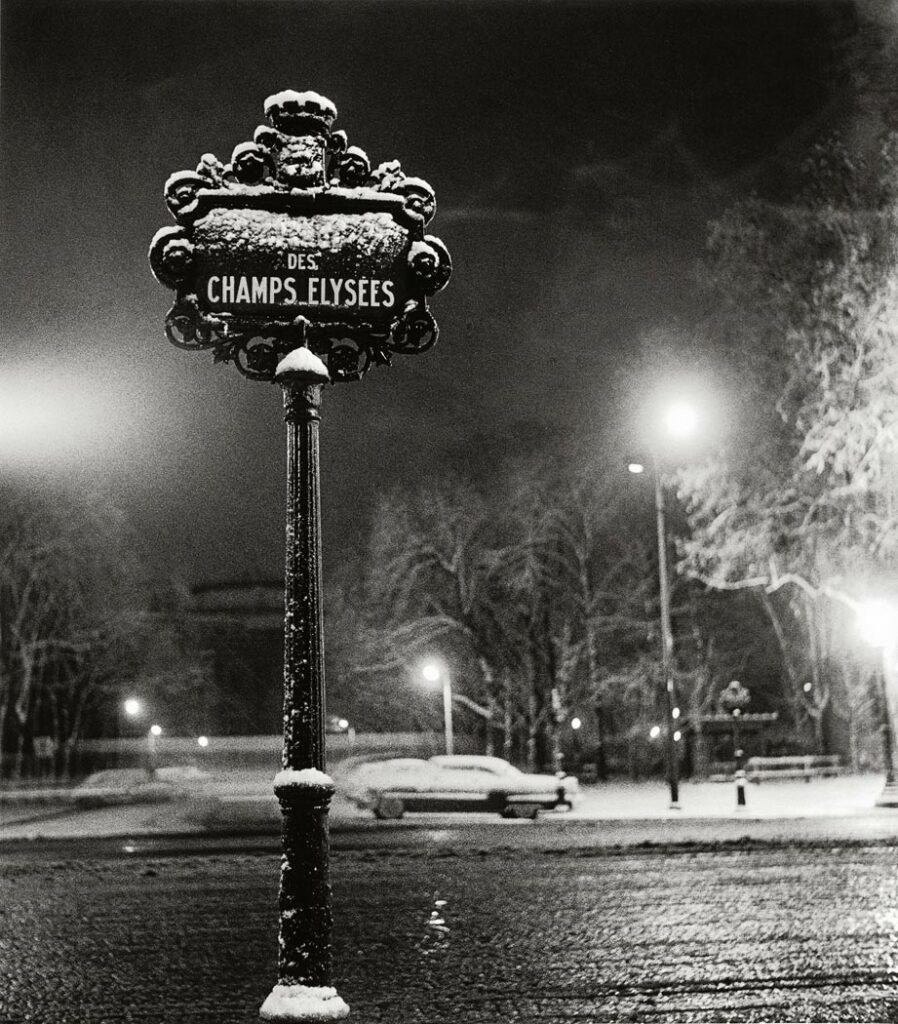 Avenue des Champs-Élysées, Paris, hiver 1958, photo de Sabine Weiss