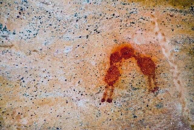 Le Baiser, peinture rupestre vieille de 12 000 ans à Pedra Furada, au Brésil