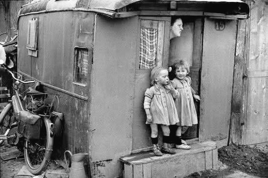 Banlieue parisienne (1953), photo de Marc Riboud