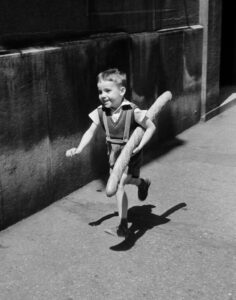 Le petit parisien par Willy Ronis