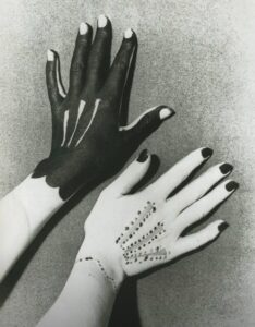 Mains peintes par Picasso, photo de Man Ray