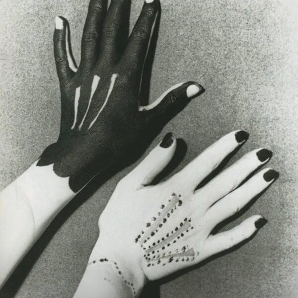 Mains peintes par Picasso, photo de Man Ray